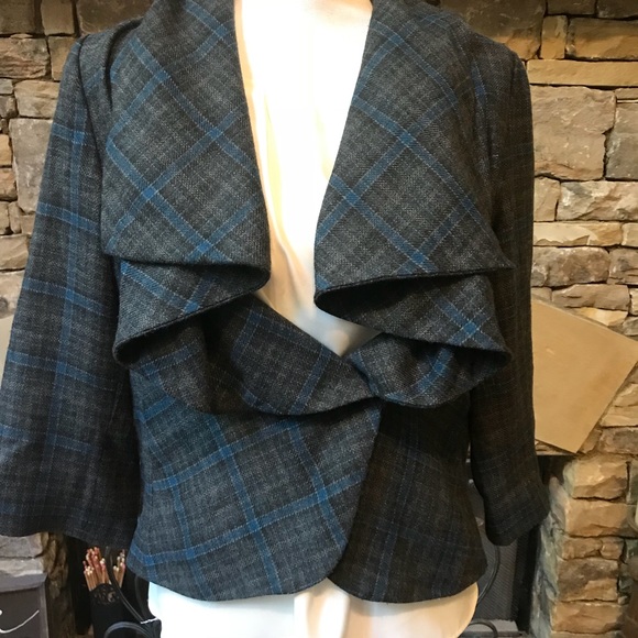 NWOT CAbi Shawl Collar Cropped Jacket Size 8 - Picture 2 of 8